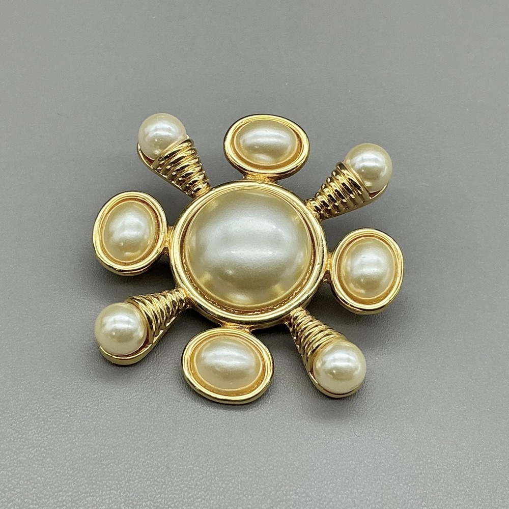 KJL Brooch Gold Tone Cream Imitation Pearl Starburst Round Pin Jewelry Costume